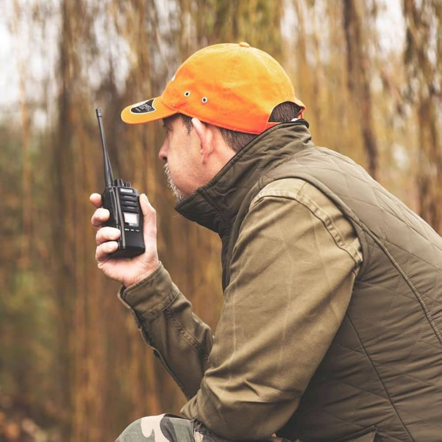 Chasseur avec talkie walkie