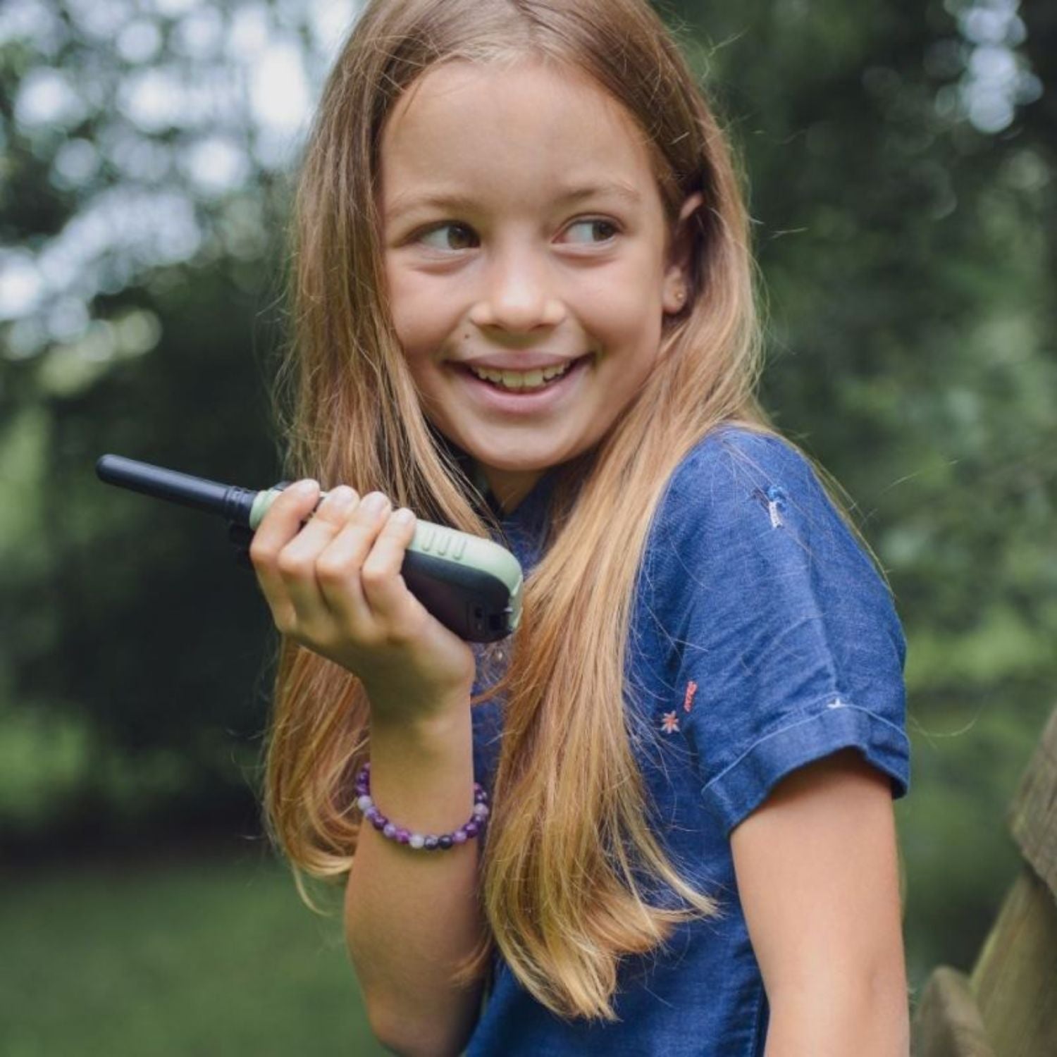 Fille joue avec un talkie walkie