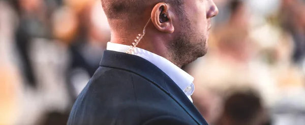 agent-de-sécurité-avec-oreillette-et-costume-de-profil