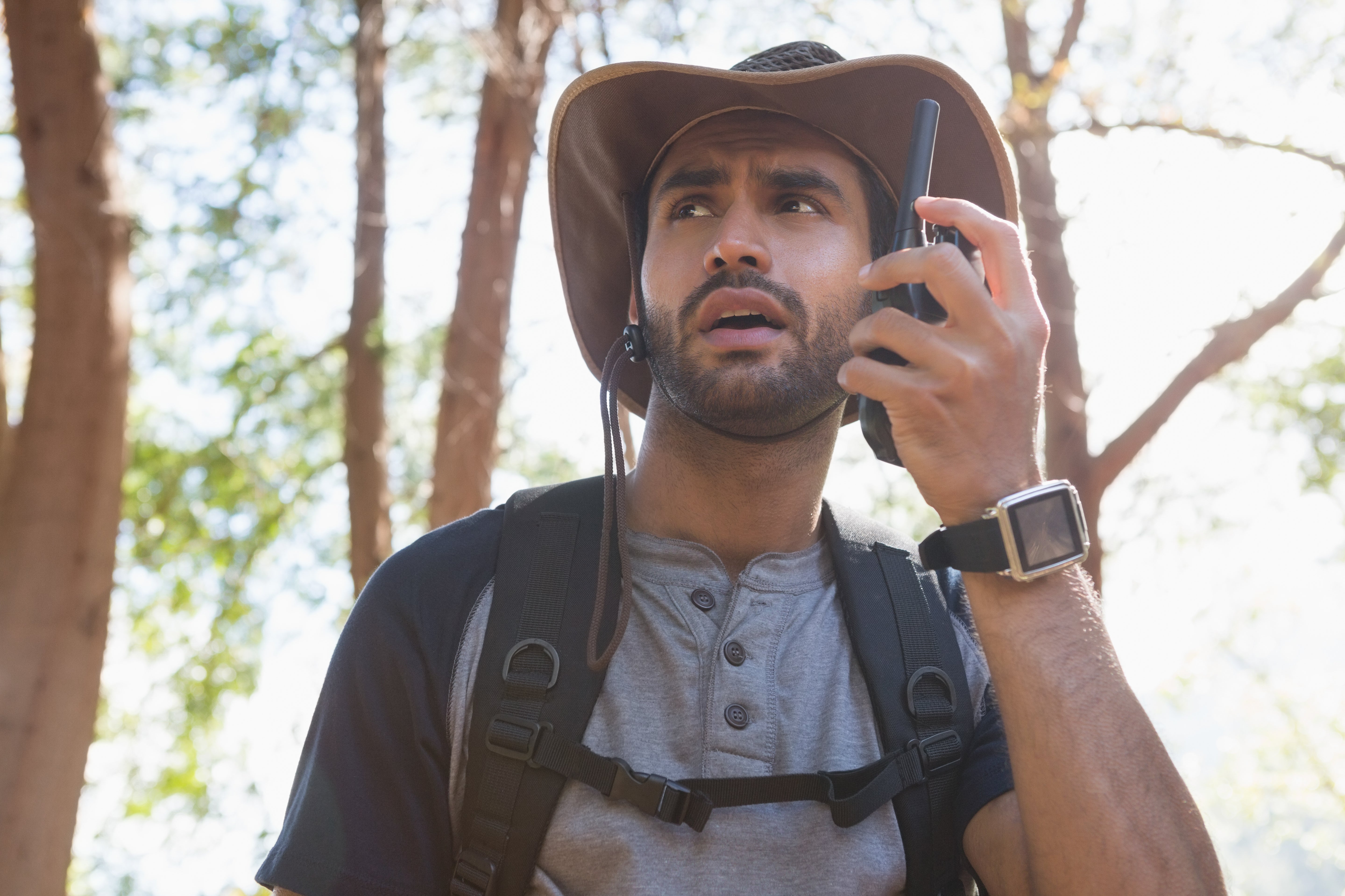 Homme qui utilise une talkie walkie dans la forêt