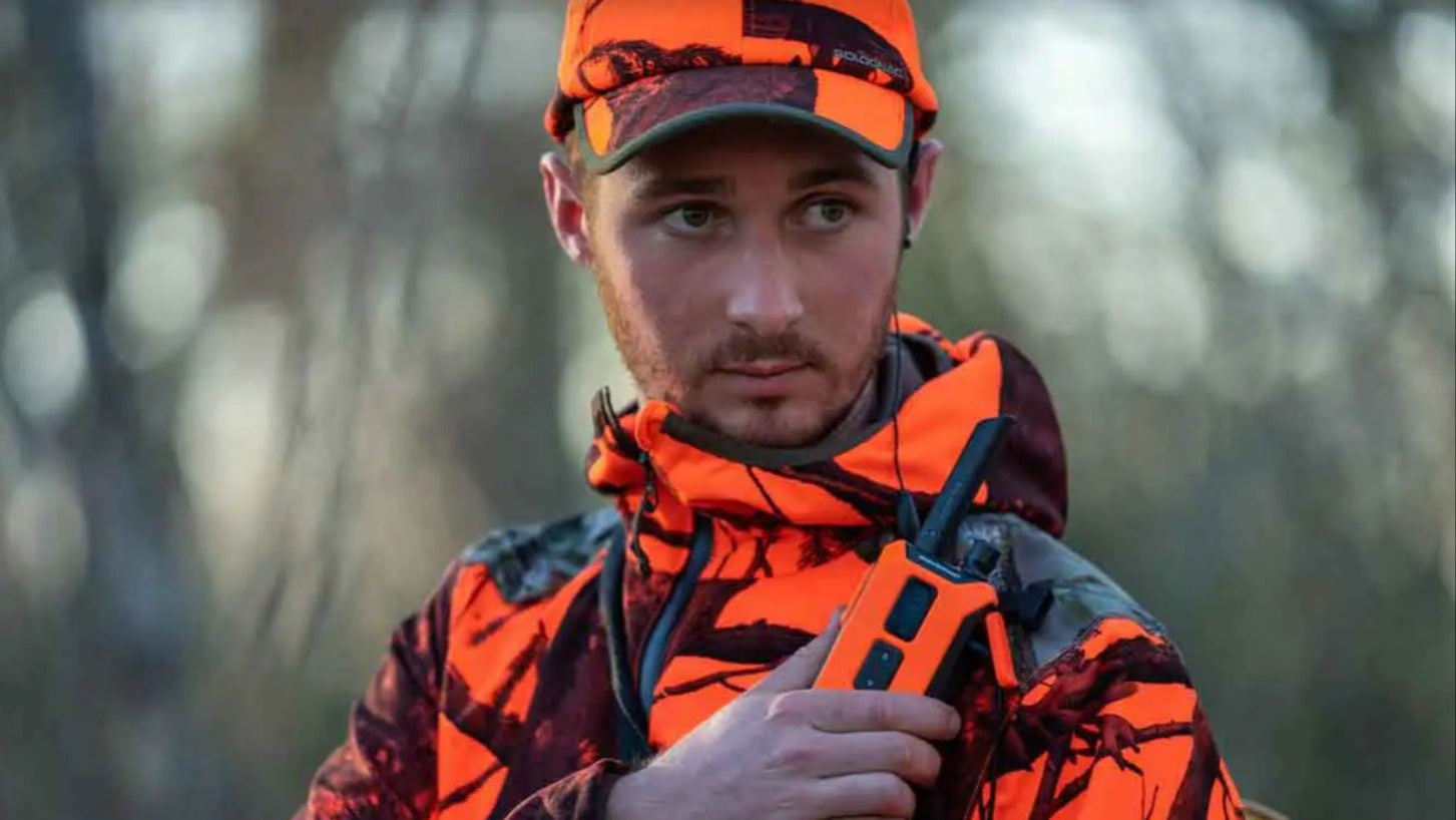 Chasseur avec talkie walkie